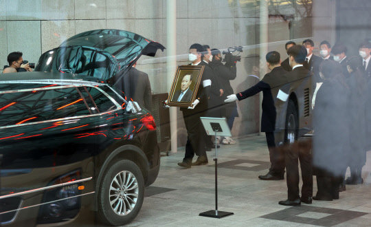 3일 오전 서울 송파구 아산병원 장례식장에서 고(故) 정상영 KCC 명예회장의 발인식이 엄수되고 있다.    연합뉴스
